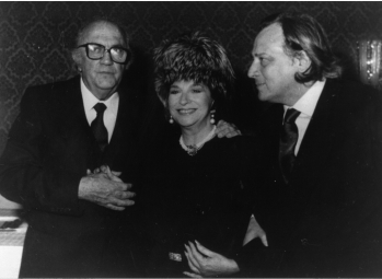 Federico Fellini, con Katyna y Riz tras un concierto en Viena, 1990.