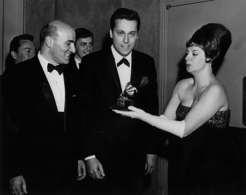 Con Jack Jones, Hollywood, 1964.